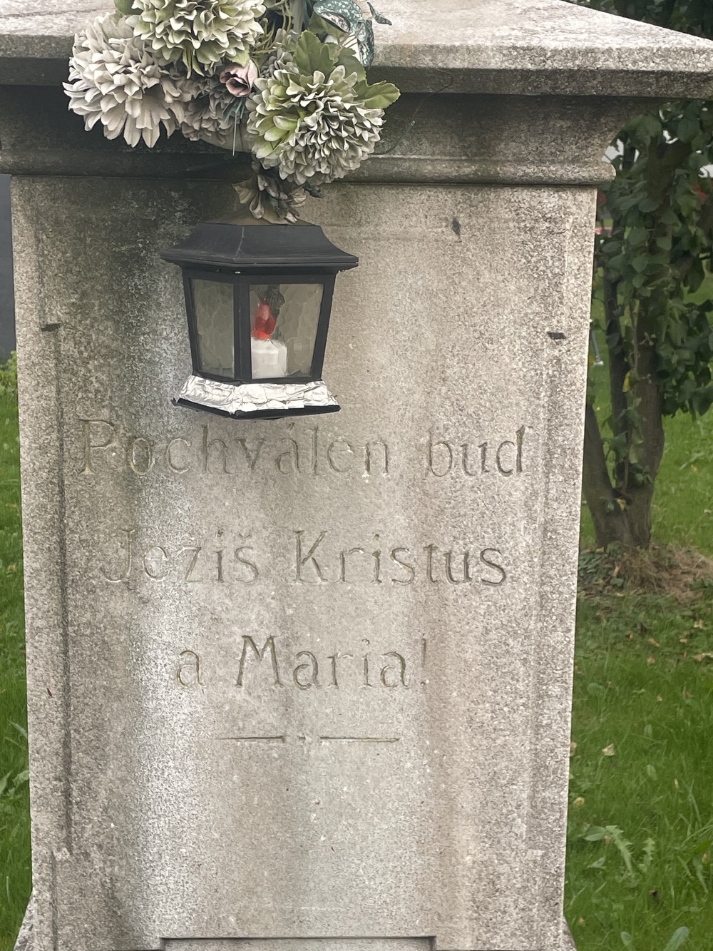 Kamenný kříž z roku 1900 v Petřvaldě, na ulici Podlesní. (Fotografováno: 22.9.2023. Autor: Grafová Lenka)