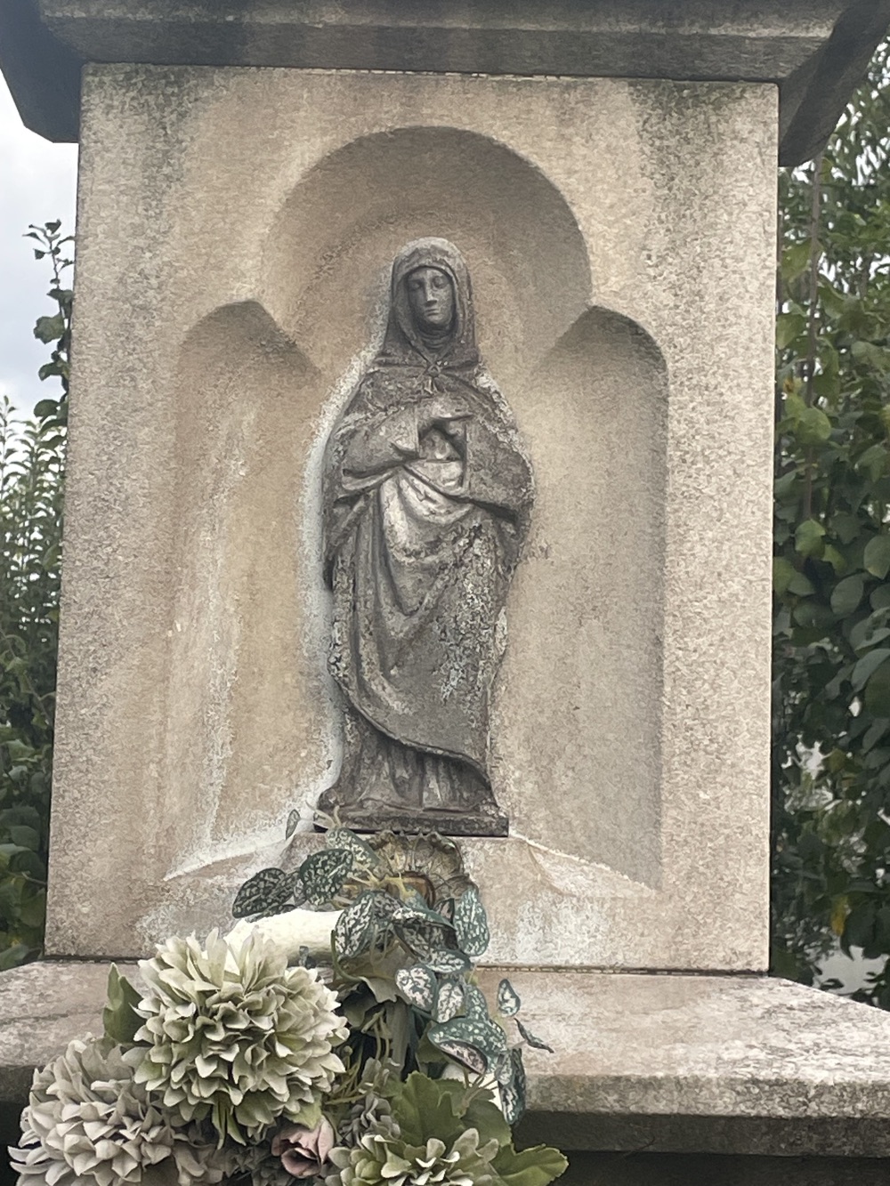 Kamenný kříž z roku 1900 v Petřvaldě, na ulici Podlesní. (Fotografováno: 22.9.2023. Autor: Grafová Lenka)