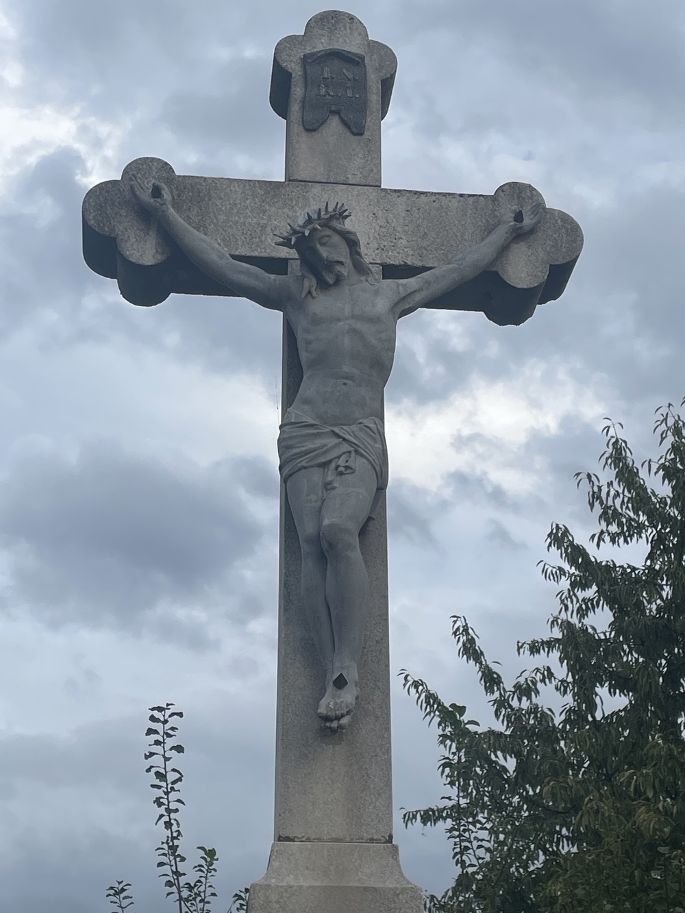 Kamenný kříž z roku 1900 v Petřvaldě, na ulici Podlesní. (Fotografováno: 22.9.2023. Autor: Grafová Lenka)
