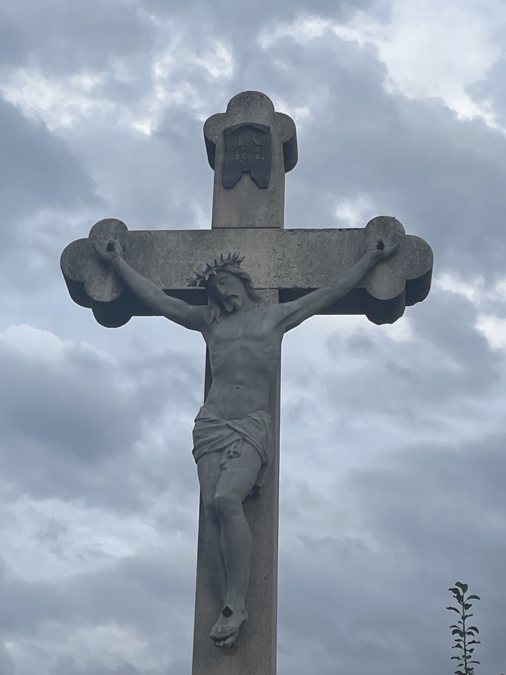 Kamenný kříž z roku 1900 v Petřvaldě, na ulici Podlesní. (Fotografováno: 22.9.2023. Autor: Grafová Lenka)