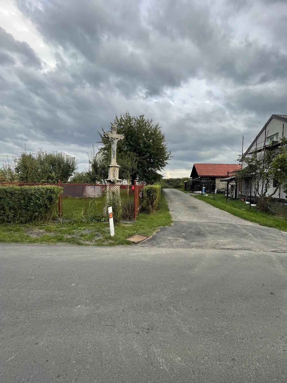 Kamenný kříž z roku 1900 v Petřvaldě, na ulici Podlesní. (Fotografováno: 22.9.2023. Autor: Grafová Lenka)