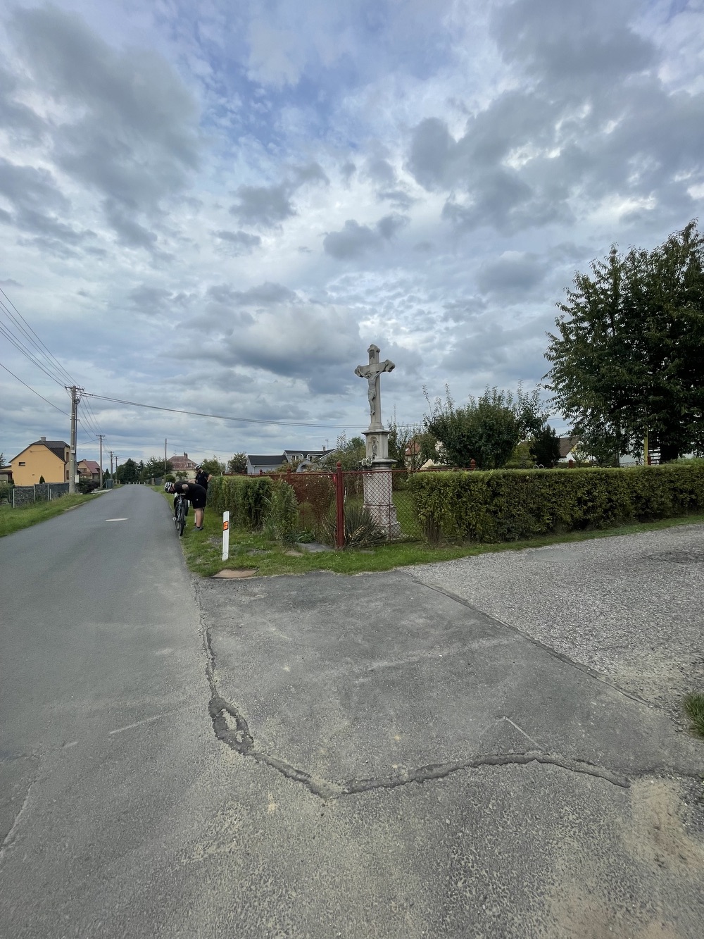 Kamenný kříž z roku 1900 v Petřvaldě, na ulici Podlesní. (Fotografováno: 22.9.2023. Autor: Grafová Lenka)
