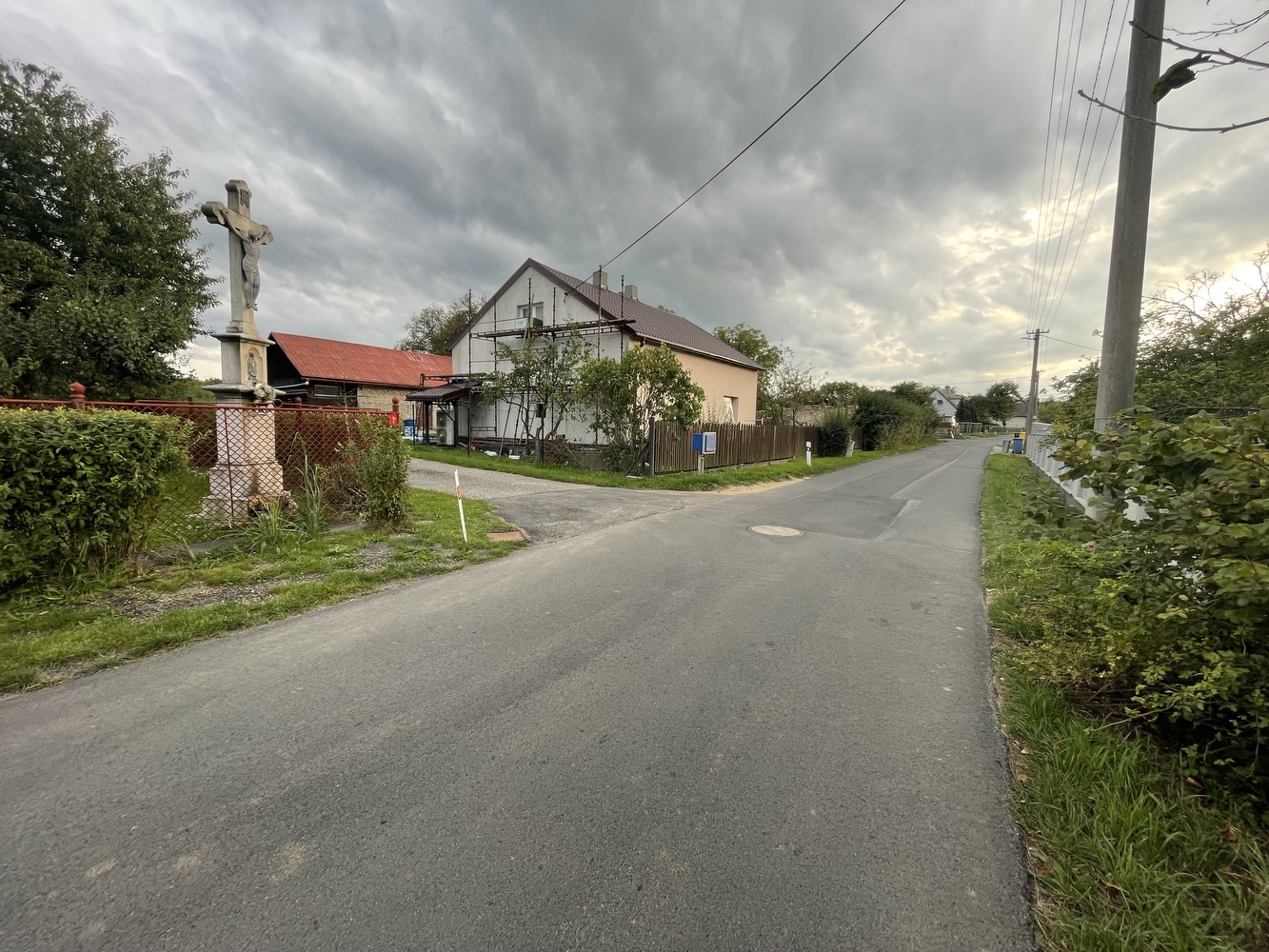 Kamenný kříž z roku 1900 v Petřvaldě, na ulici Podlesní. (Fotografováno: 22.9.2023. Autor: Grafová Lenka)