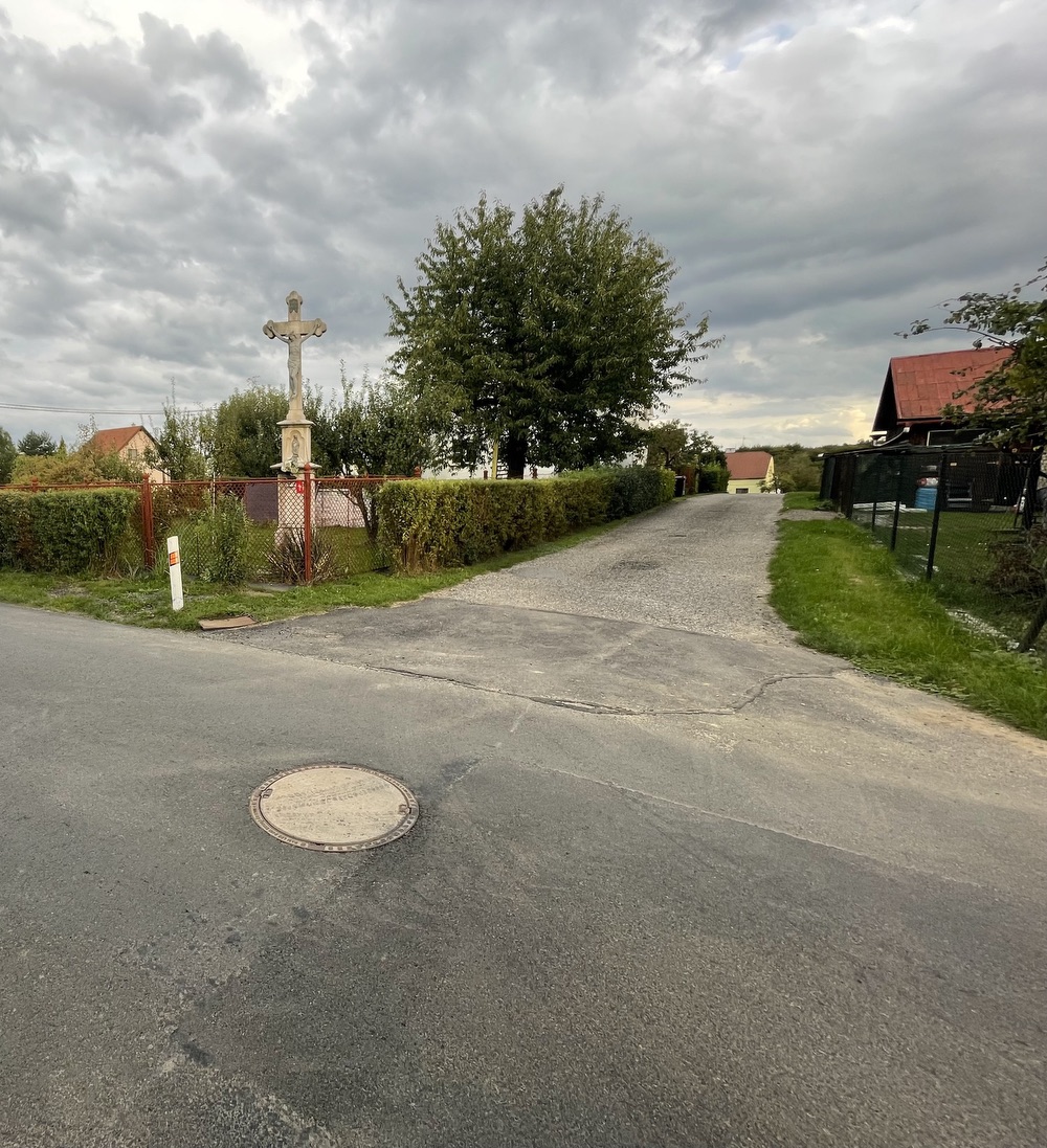 Kamenný kříž z roku 1900 v Petřvaldě, na ulici Podlesní. (Fotografováno: 22.9.2023. Autor: Grafová Lenka)