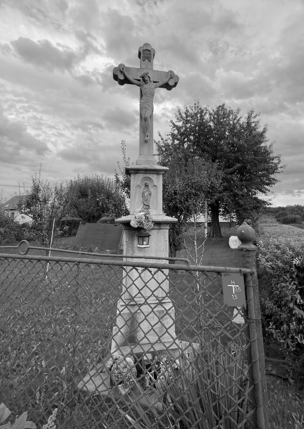 Kamenný kříž z roku 1900 v Petřvaldě, na ulici Podlesní. (Fotografováno: 22.9.2023. Autor: Grafová Lenka)
