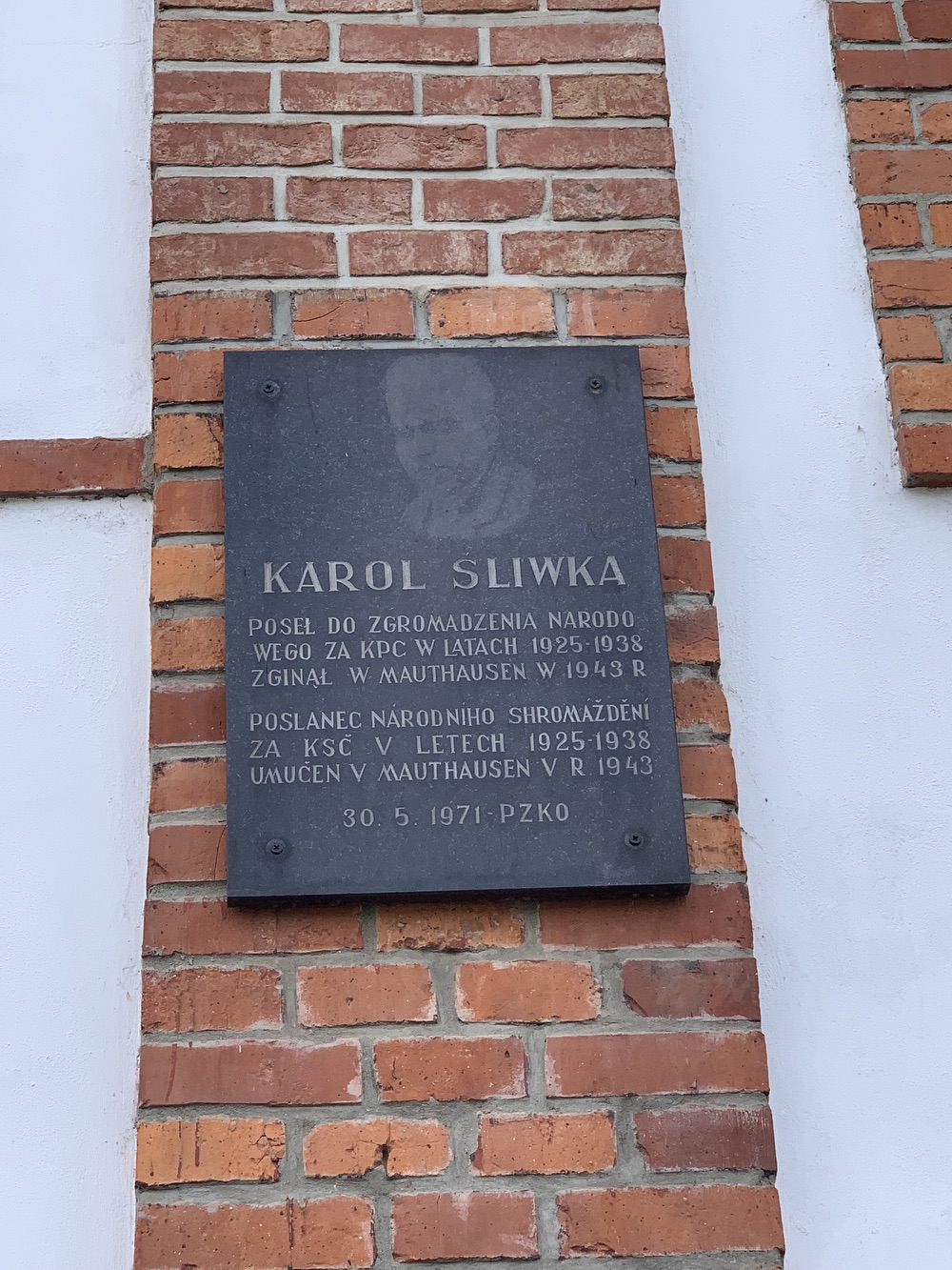 Pamětní deska Karola Śliwky na průčelí Dělnického domu v Albrechticích. KULTURNÍ PAMÁTKA. (Fotografováno: říjen 2023. Autor: Szarowská Olga)