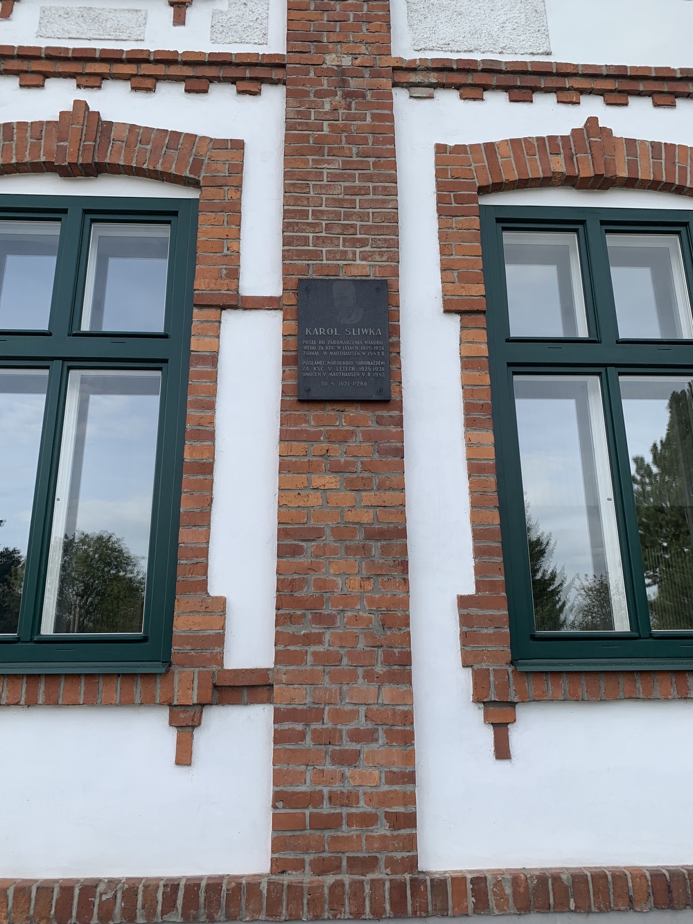 Pamětní deska Karola Śliwky na průčelí Dělnického domu v Albrechticích. KULTURNÍ PAMÁTKA. (Fotografováno: říjen 2023. Autor: Szarowská Olga)
