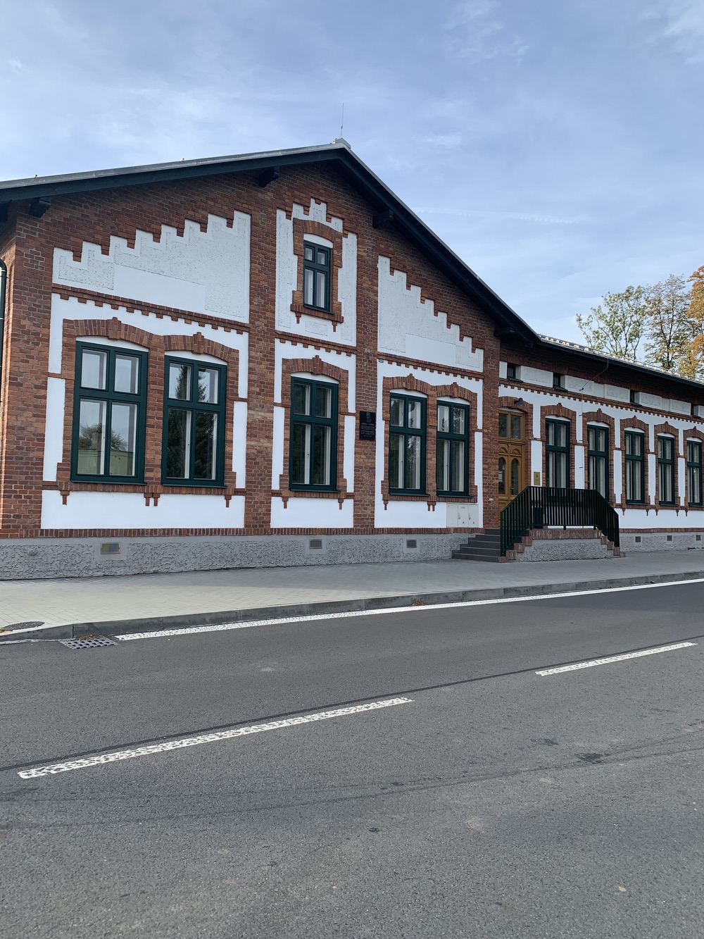 Pamětní deska Karola Śliwky na průčelí Dělnického domu v Albrechticích. KULTURNÍ PAMÁTKA. (Fotografováno: říjen 2023. Autor: Szarowská Olga)