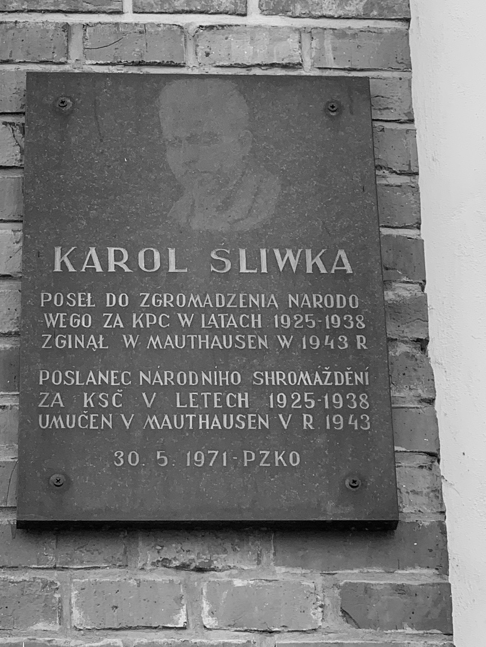 Pamětní deska Karola Śliwky na průčelí Dělnického domu v Albrechticích. KULTURNÍ PAMÁTKA. (Fotografováno: říjen 2023. Autor: Szarowská Olga)