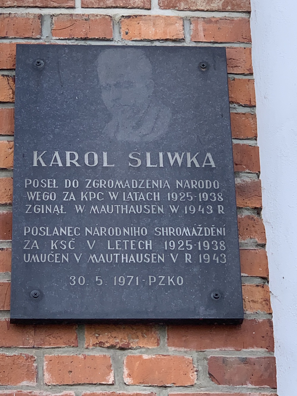 Pamětní deska Karola Śliwky na průčelí Dělnického domu v Albrechticích. KULTURNÍ PAMÁTKA. (Fotografováno: říjen 2023. Autor: Szarowská Olga)