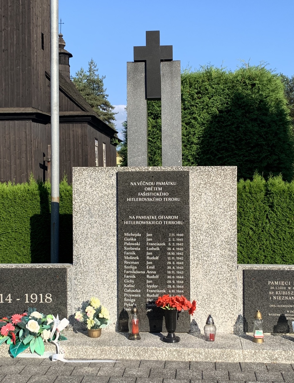 Pomník obětem na hřbitově v Albrechticích. (Fotografováno: říjen 2023. Autor: Szarowská Olga)