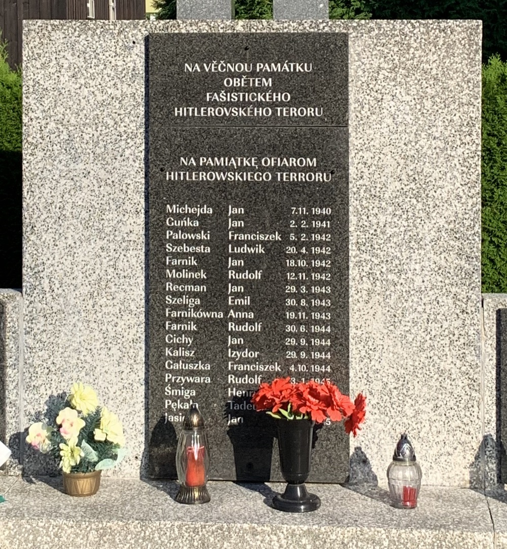 Pomník obětem na hřbitově v Albrechticích. (Fotografováno: říjen 2023. Autor: Szarowská Olga)