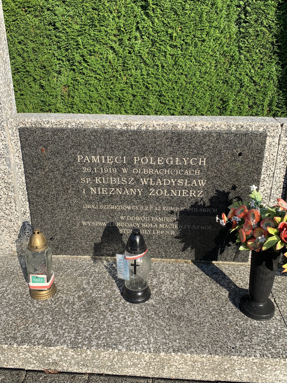 Pomník obětem na hřbitově v Albrechticích. (Fotografováno: říjen 2023. Autor: Szarowská Olga)
