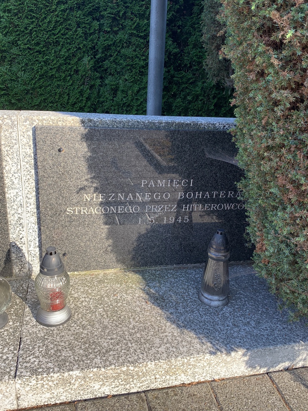 Pomník obětem na hřbitově v Albrechticích. (Fotografováno: říjen 2023. Autor: Szarowská Olga)