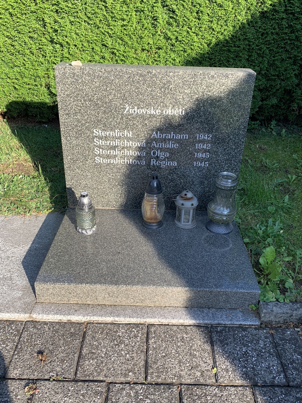 Pomník obětem na hřbitově v Albrechticích. (Fotografováno: říjen 2023. Autor: Szarowská Olga)