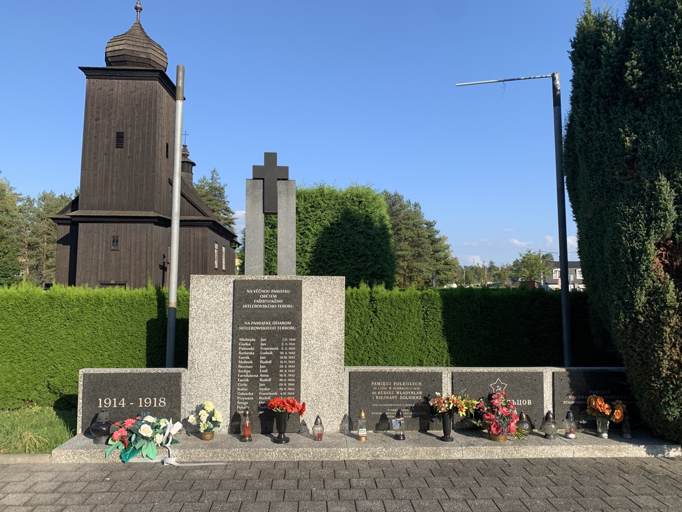 Pomník obětem na hřbitově v Albrechticích. (Fotografováno: říjen 2023. Autor: Szarowská Olga)