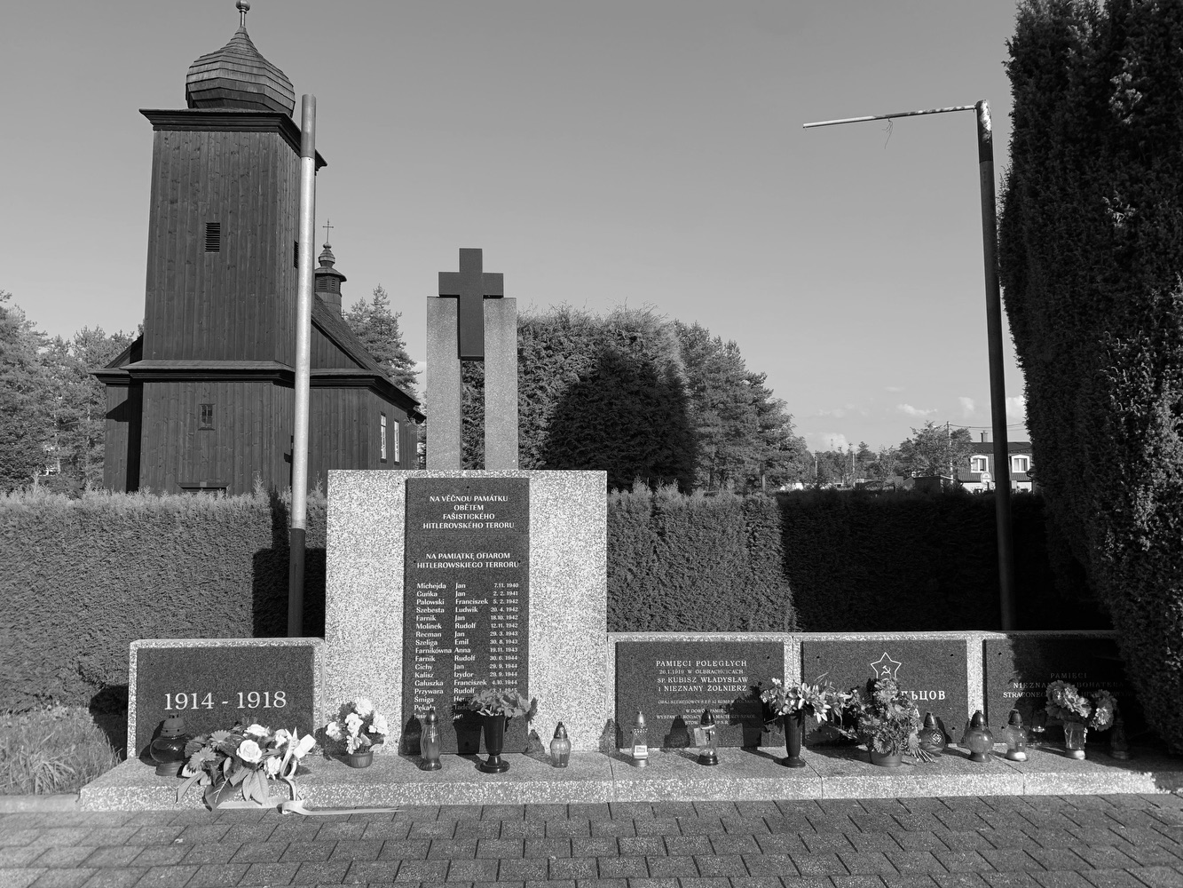 Pomník obětem na hřbitově v Albrechticích. (Fotografováno: říjen 2023. Autor: Szarowská Olga)