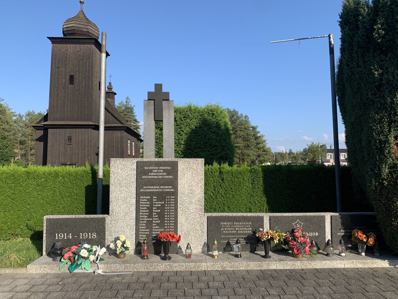 Pomník obětem na hřbitově v Albrechticích. (Fotografováno: říjen 2023. Autor: Szarowská Olga)