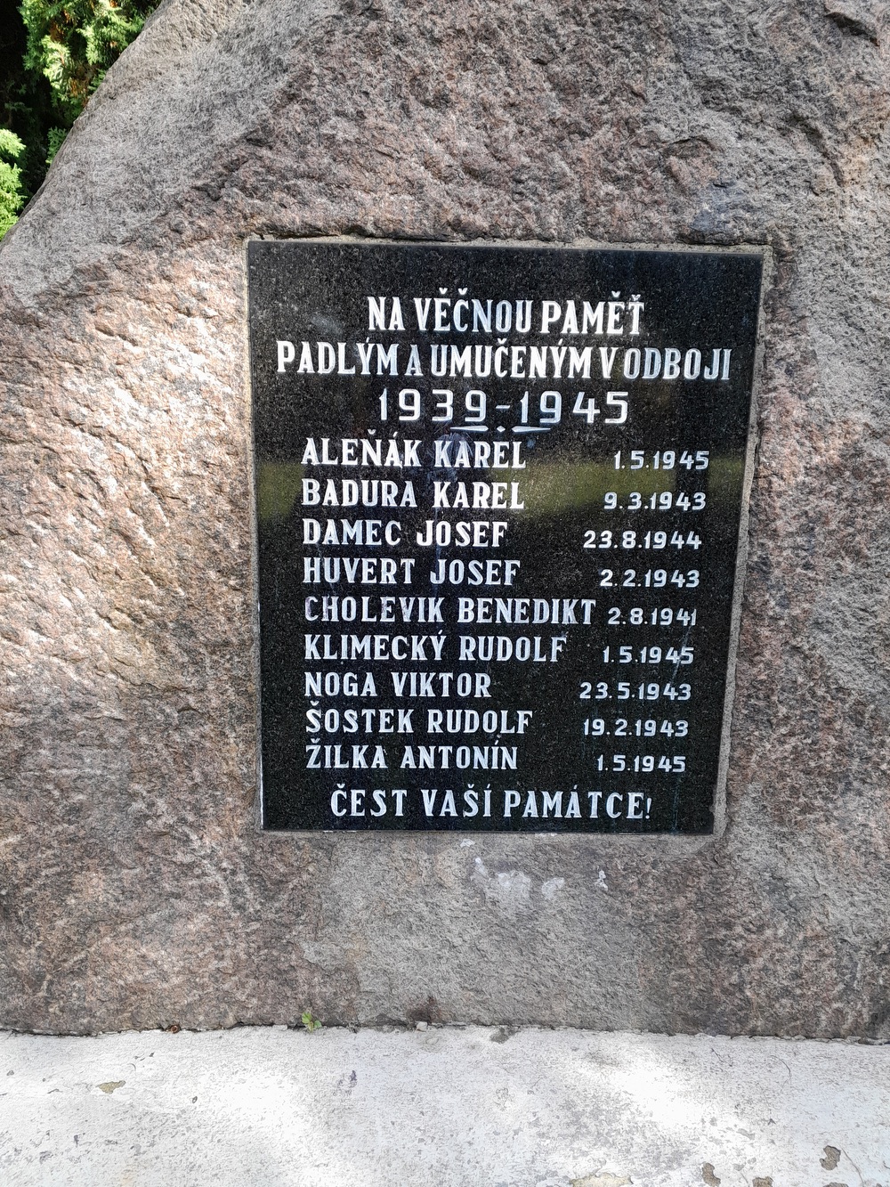 Pomník padlým a umučeným v odboji 1939-1945 v Orlové - Porubě. (Fotografováno: říjen 2023. Autor: Mertlová Anna)