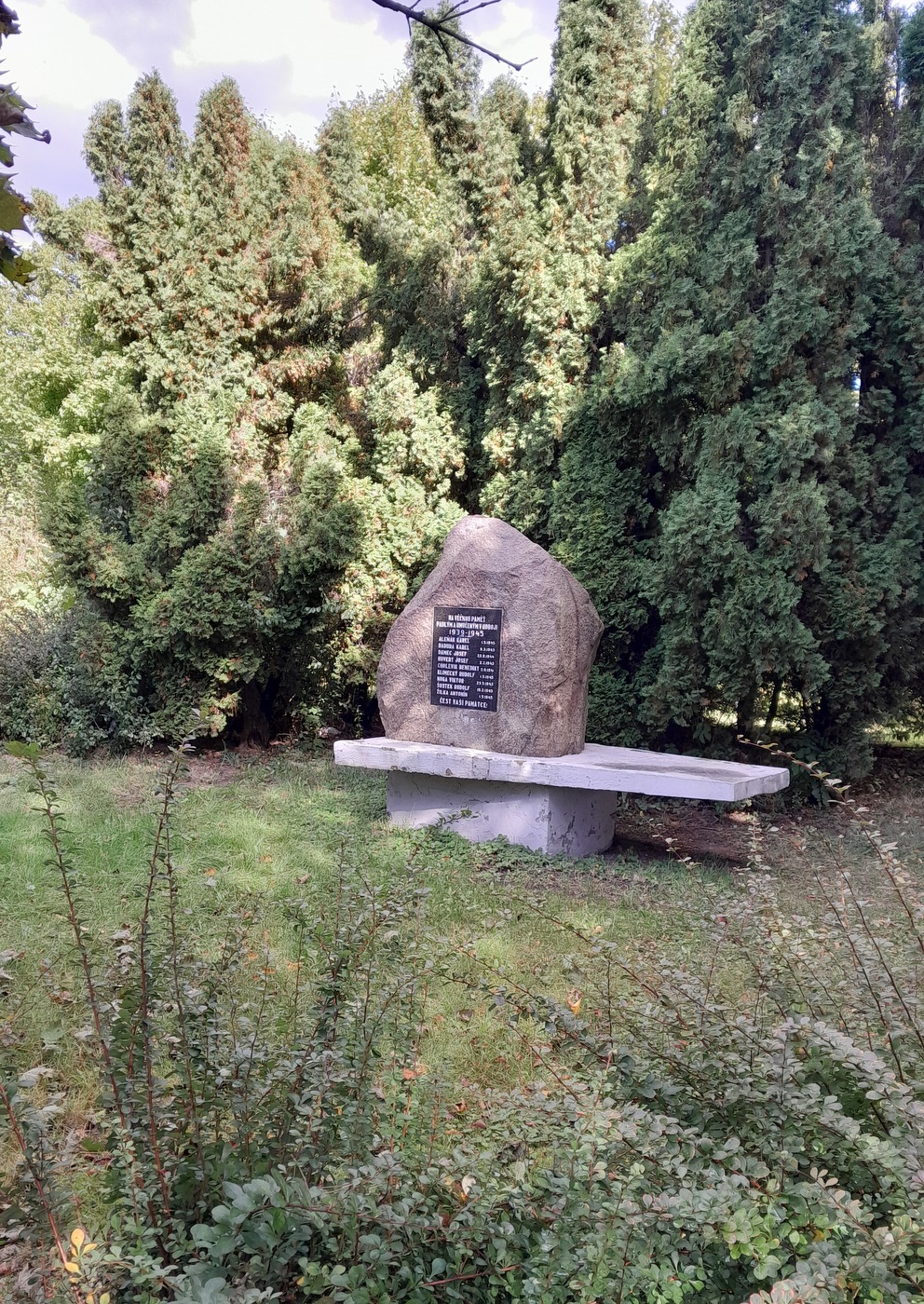 Pomník padlým a umučeným v odboji 1939-1945 v Orlové - Porubě. (Fotografováno: říjen 2023. Autor: Mertlová Anna)