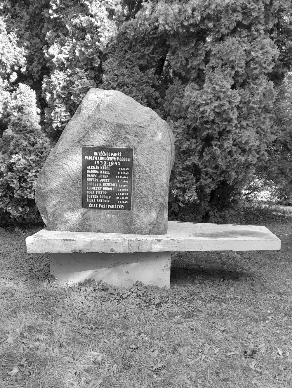 Pomník padlým a umučeným v odboji 1939-1945 v Orlové - Porubě. (Fotografováno: říjen 2023. Autor: Mertlová Anna)