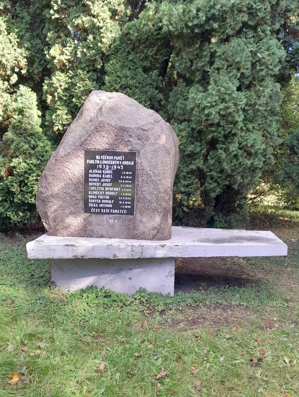 Pomník padlým a umučeným v odboji 1939-1945 v Orlové - Porubě. (Fotografováno: říjen 2023. Autor: Mertlová Anna)