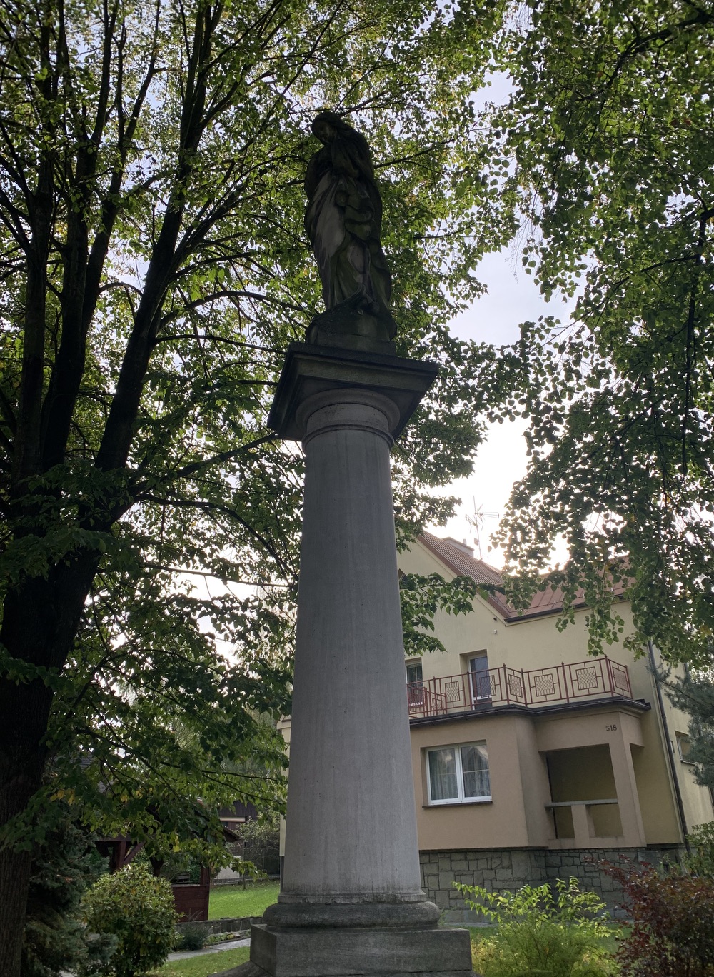 Sloup Panny Marie u kostela sv. Petra a Pavla v Albrechticích. Sloup původně stával u kostela sv. Jindřicha ve staré Karvinné. (Fotografováno: říjen 2023. Autor: Szarowská Olga)
