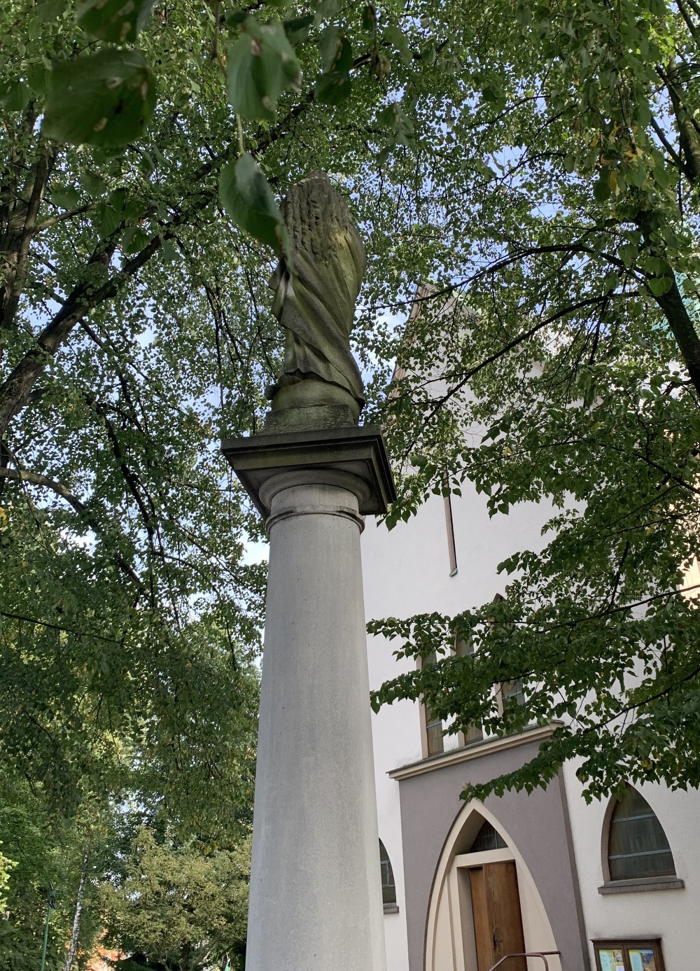 Sloup Panny Marie u kostela sv. Petra a Pavla v Albrechticích. Sloup původně stával u kostela sv. Jindřicha ve staré Karvinné. (Fotografováno: říjen 2023. Autor: Szarowská Olga)