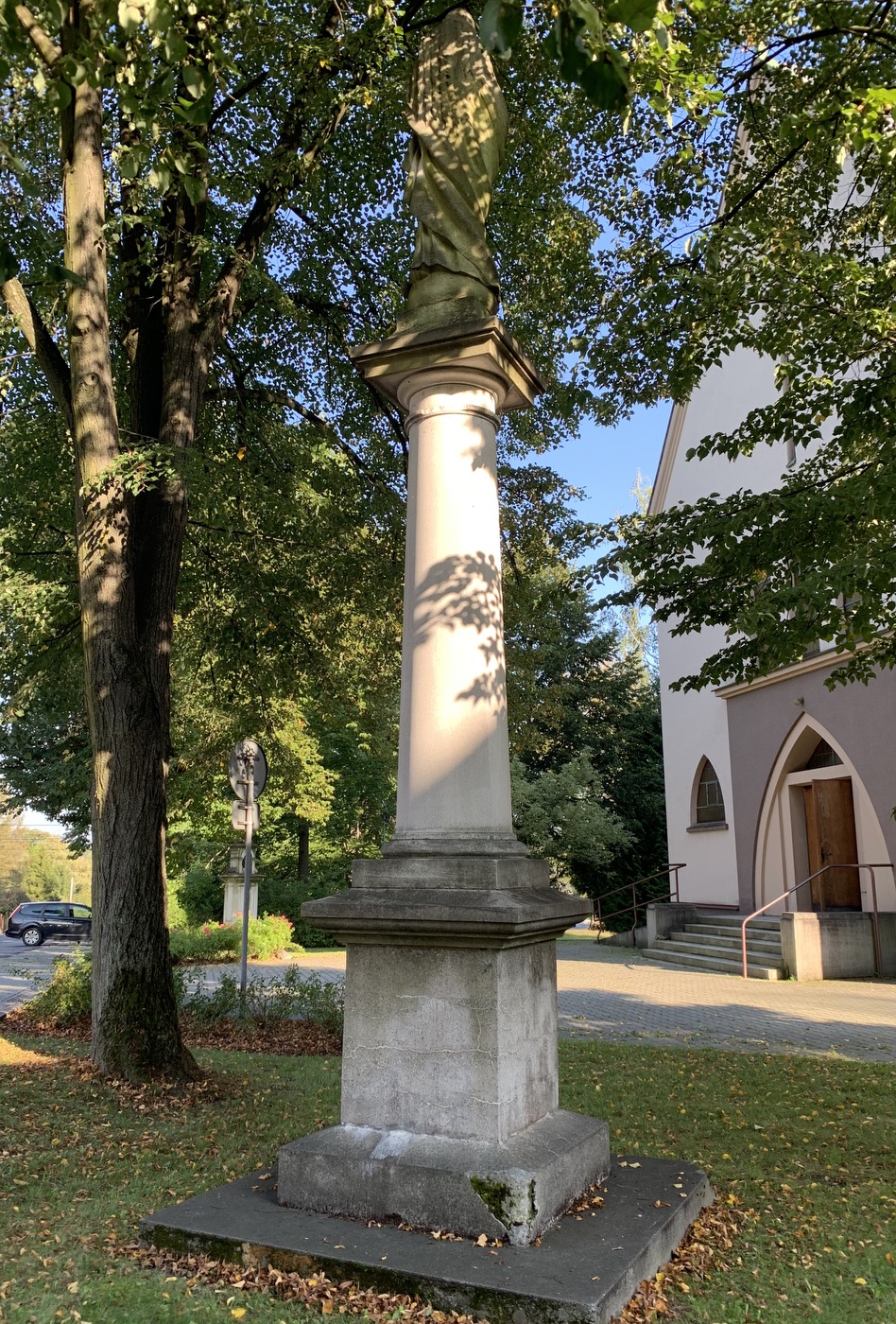 Sloup Panny Marie u kostela sv. Petra a Pavla v Albrechticích. Sloup původně stával u kostela sv. Jindřicha ve staré Karvinné. (Fotografováno: říjen 2023. Autor: Szarowská Olga)