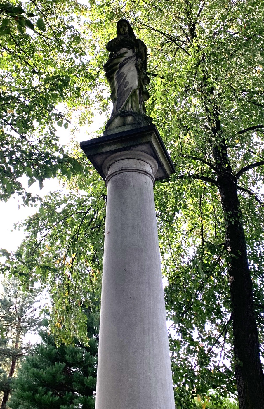Sloup Panny Marie u kostela sv. Petra a Pavla v Albrechticích. Sloup původně stával u kostela sv. Jindřicha ve staré Karvinné. (Fotografováno: říjen 2023. Autor: Szarowská Olga)
