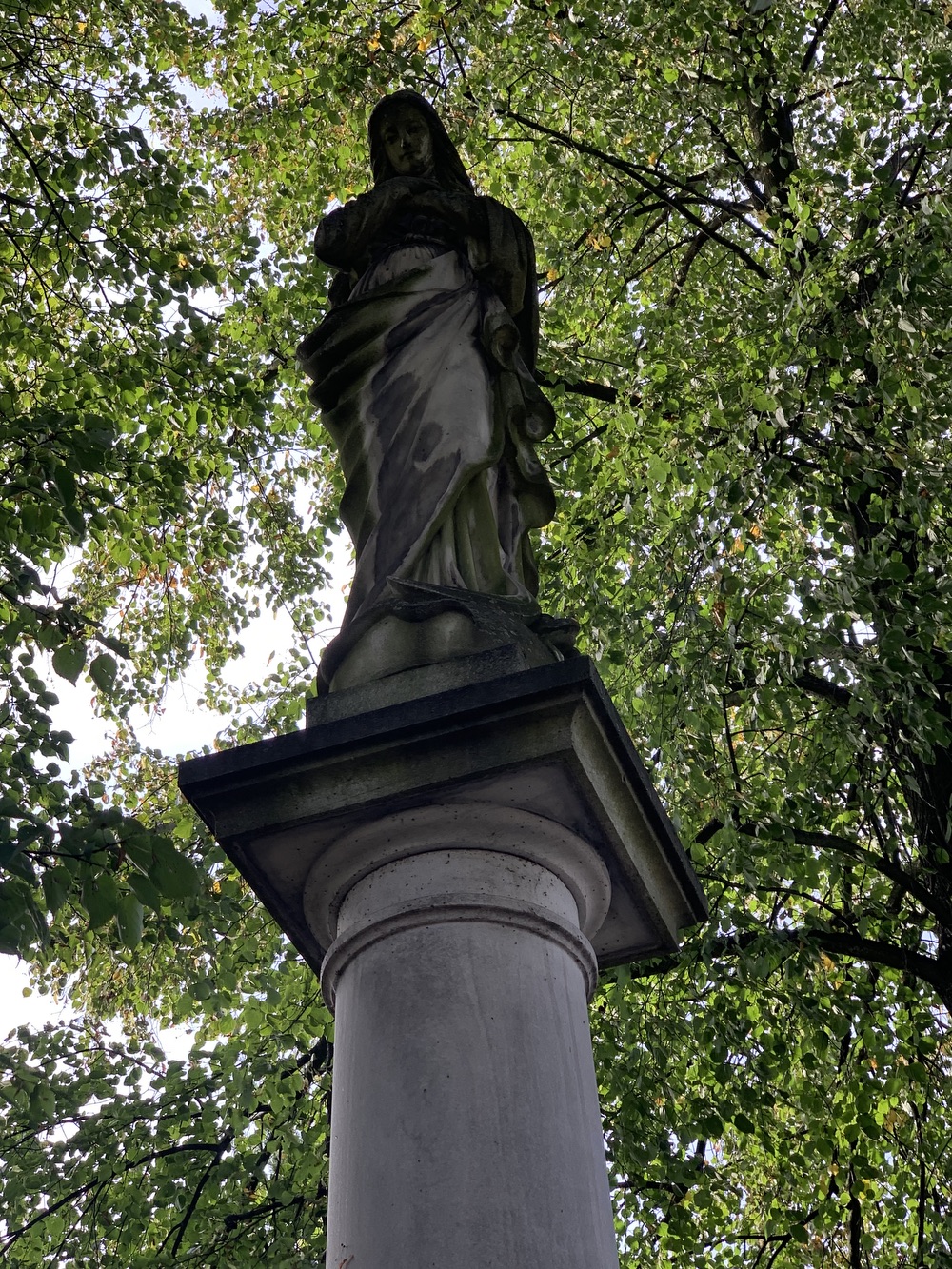 Sloup Panny Marie u kostela sv. Petra a Pavla v Albrechticích. Sloup původně stával u kostela sv. Jindřicha ve staré Karvinné. (Fotografováno: říjen 2023. Autor: Szarowská Olga)