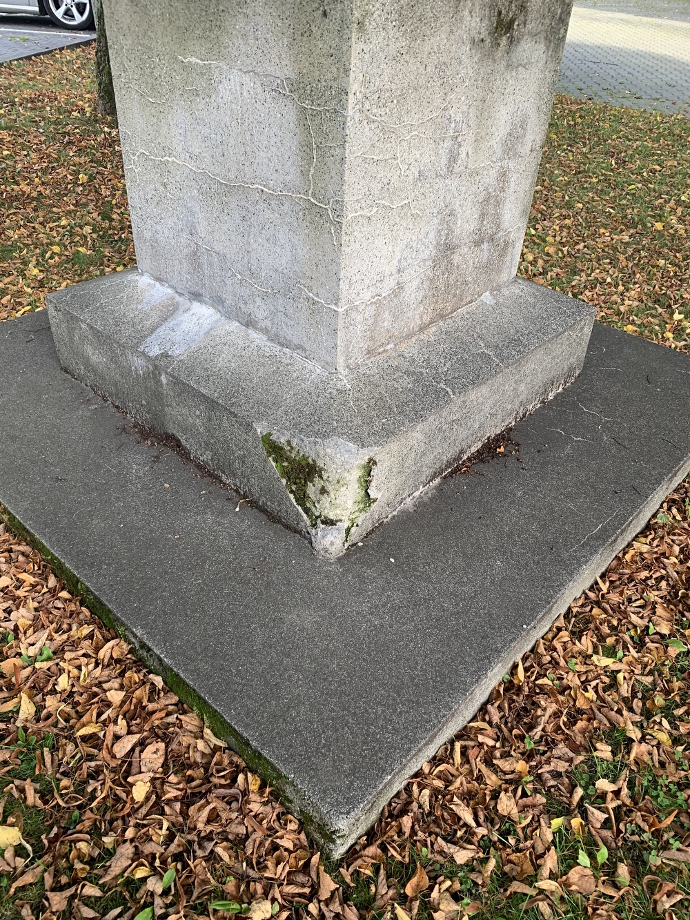 Sloup Panny Marie u kostela sv. Petra a Pavla v Albrechticích. Sloup původně stával u kostela sv. Jindřicha ve staré Karvinné. (Fotografováno: říjen 2023. Autor: Szarowská Olga)