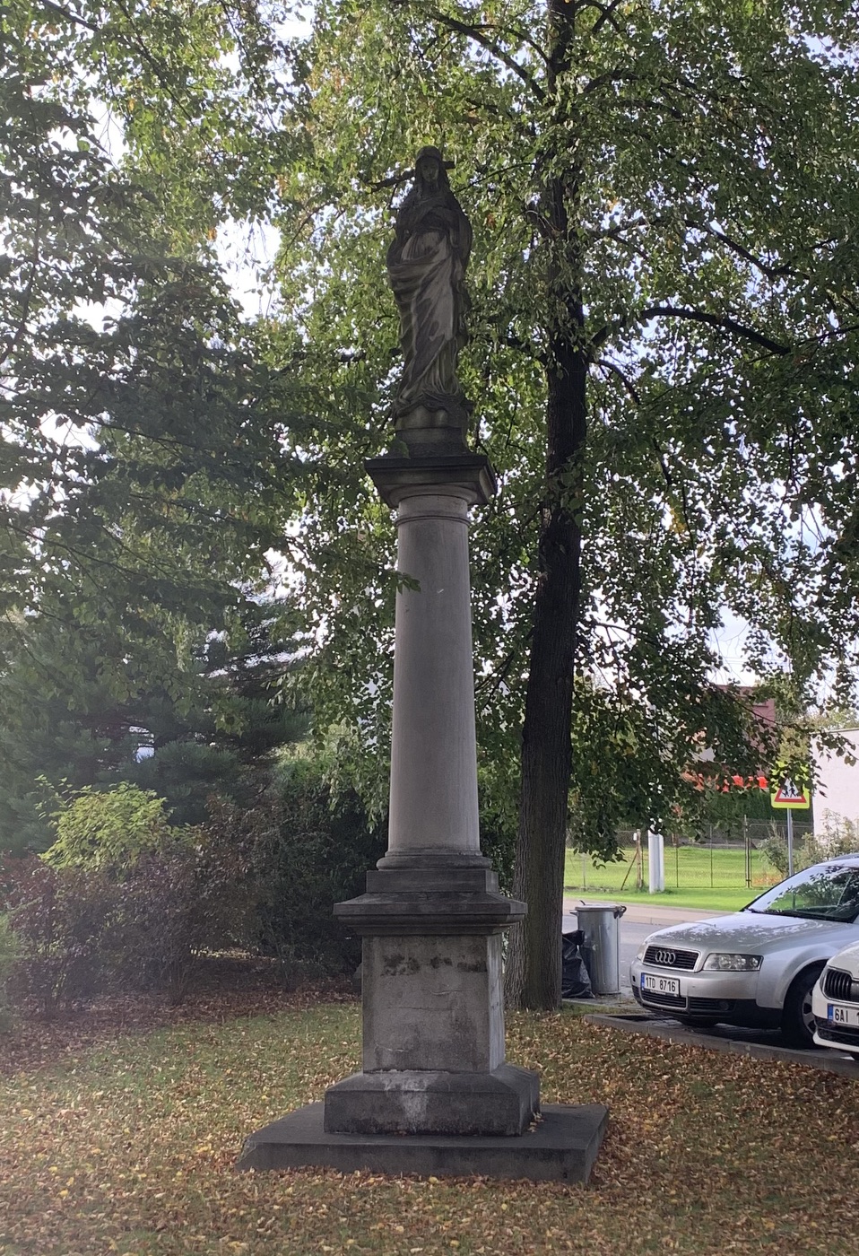Sloup Panny Marie u kostela sv. Petra a Pavla v Albrechticích. Sloup původně stával u kostela sv. Jindřicha ve staré Karvinné. (Fotografováno: říjen 2023. Autor: Szarowská Olga)