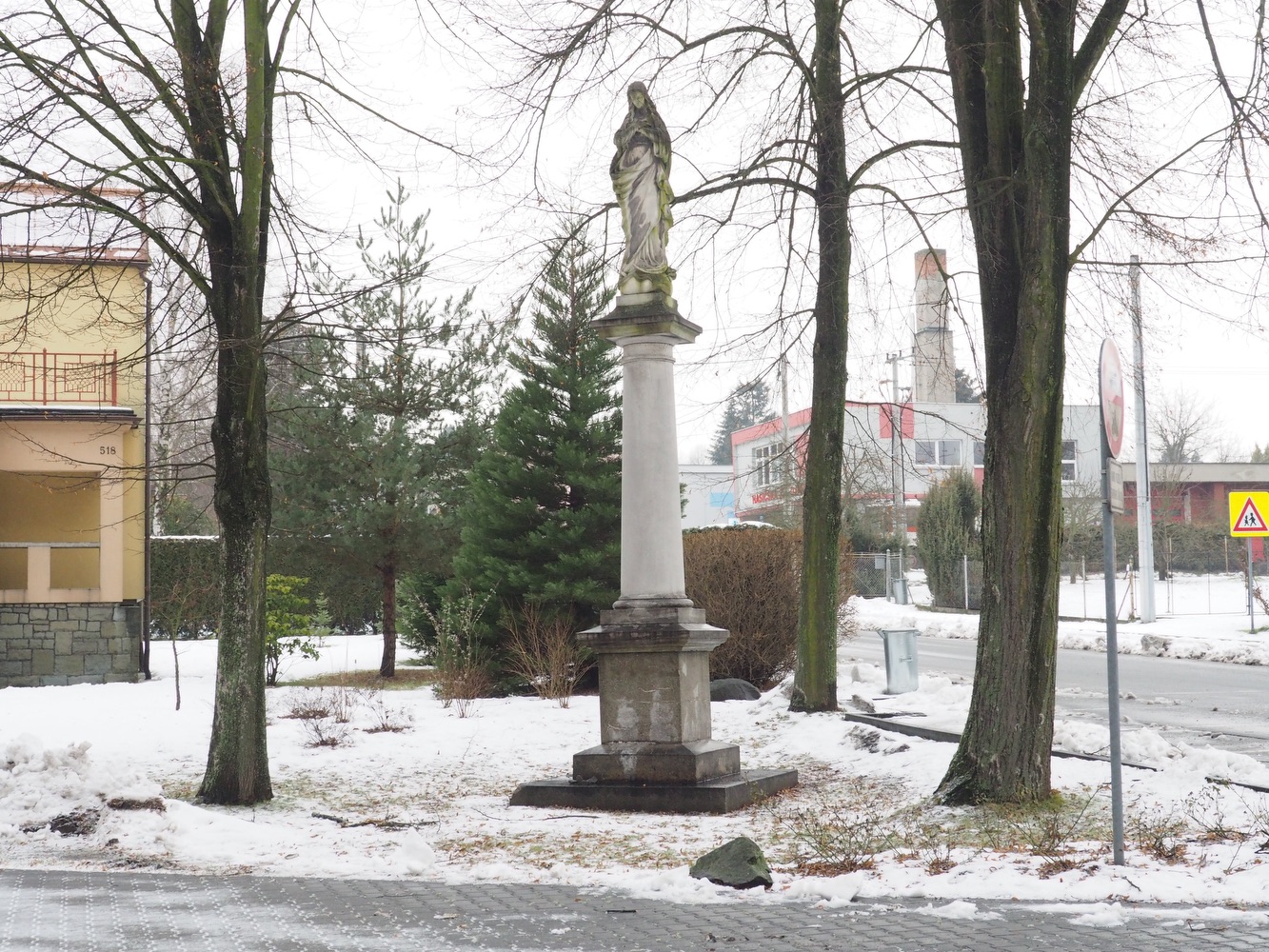 Sloup Panny Marie u kostela sv. Petra a Pavla v Albrechticích. Sloup původně stával u kostela sv. Jindřicha ve staré Karvinné. (Fotografováno: 2022. Autor: Schweserová Erika)