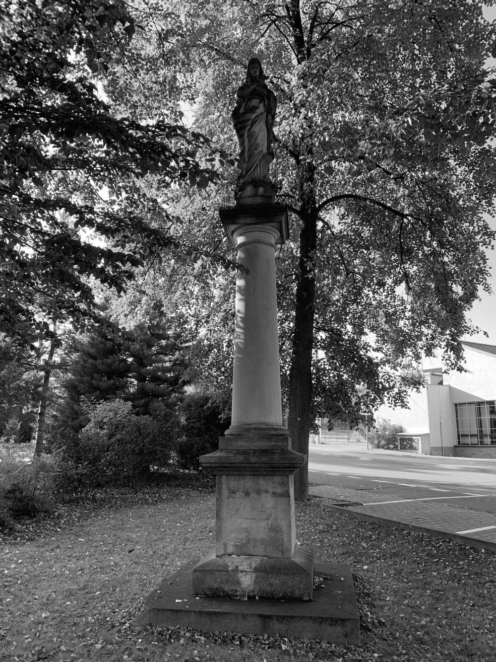 Sloup Panny Marie u kostela sv. Petra a Pavla v Albrechticích. Sloup původně stával u kostela sv. Jindřicha ve staré Karvinné. (Fotografováno: říjen 2023. Autor: Szarowská Olga)