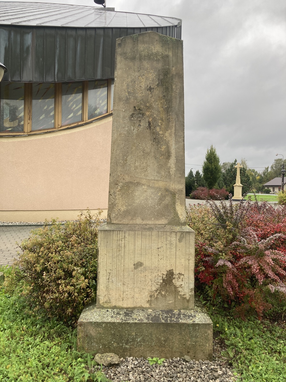 Pomník obětem 1. světové války v Loukách nad Olší, který byl do současného místa přemístěn v roce 2015 a původně stával u starého kostela sv. Barbory.