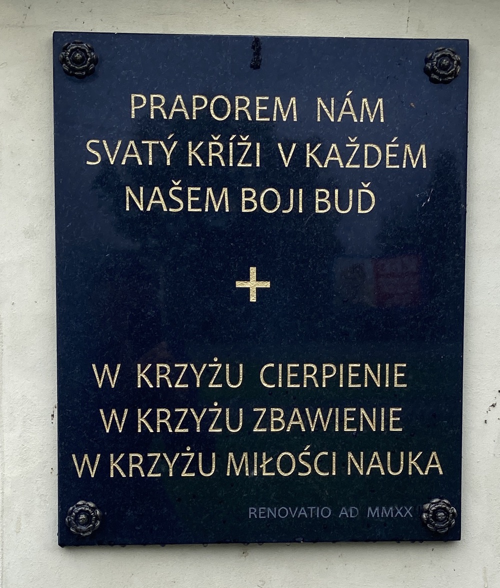 Kamenný kříž s Kristem před novým kostelem sv. Barbory v Loukách