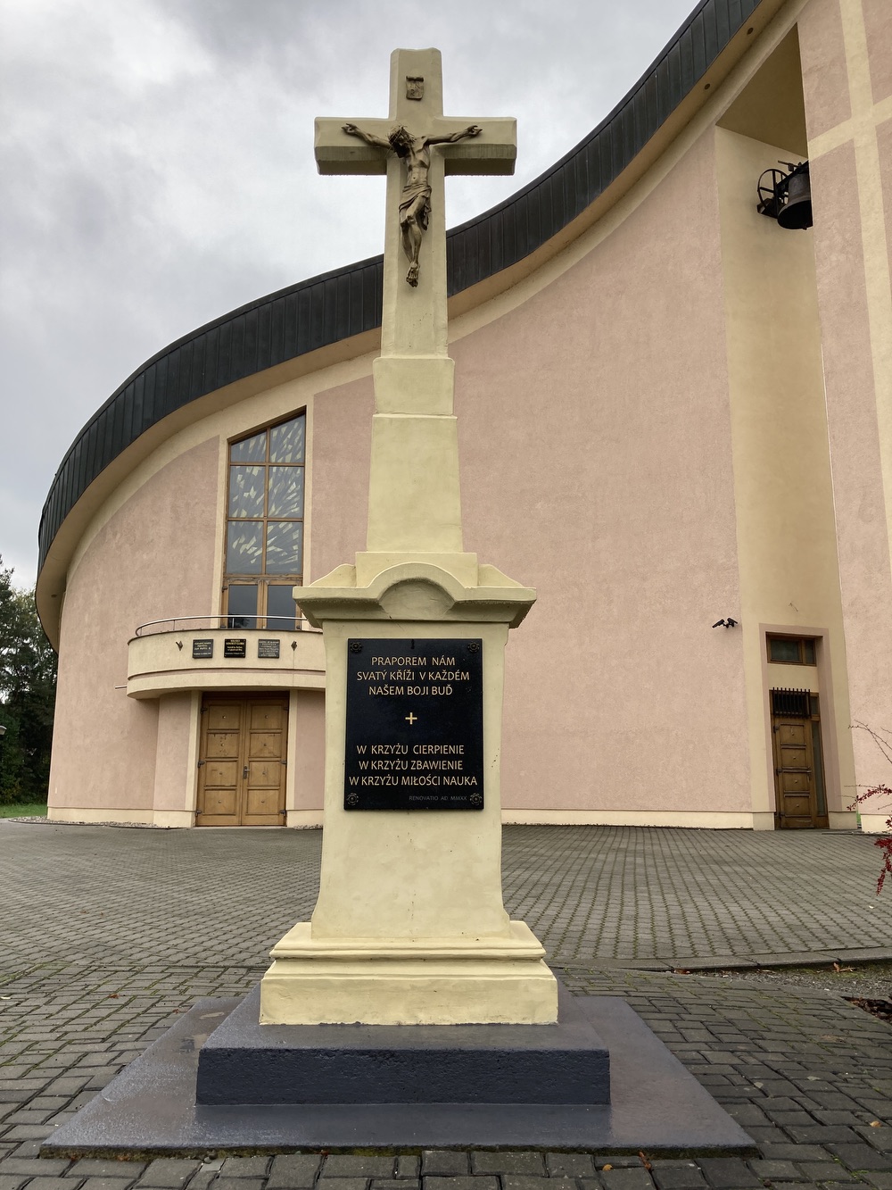 Kamenný kříž s Kristem před novým kostelem sv. Barbory v Loukách