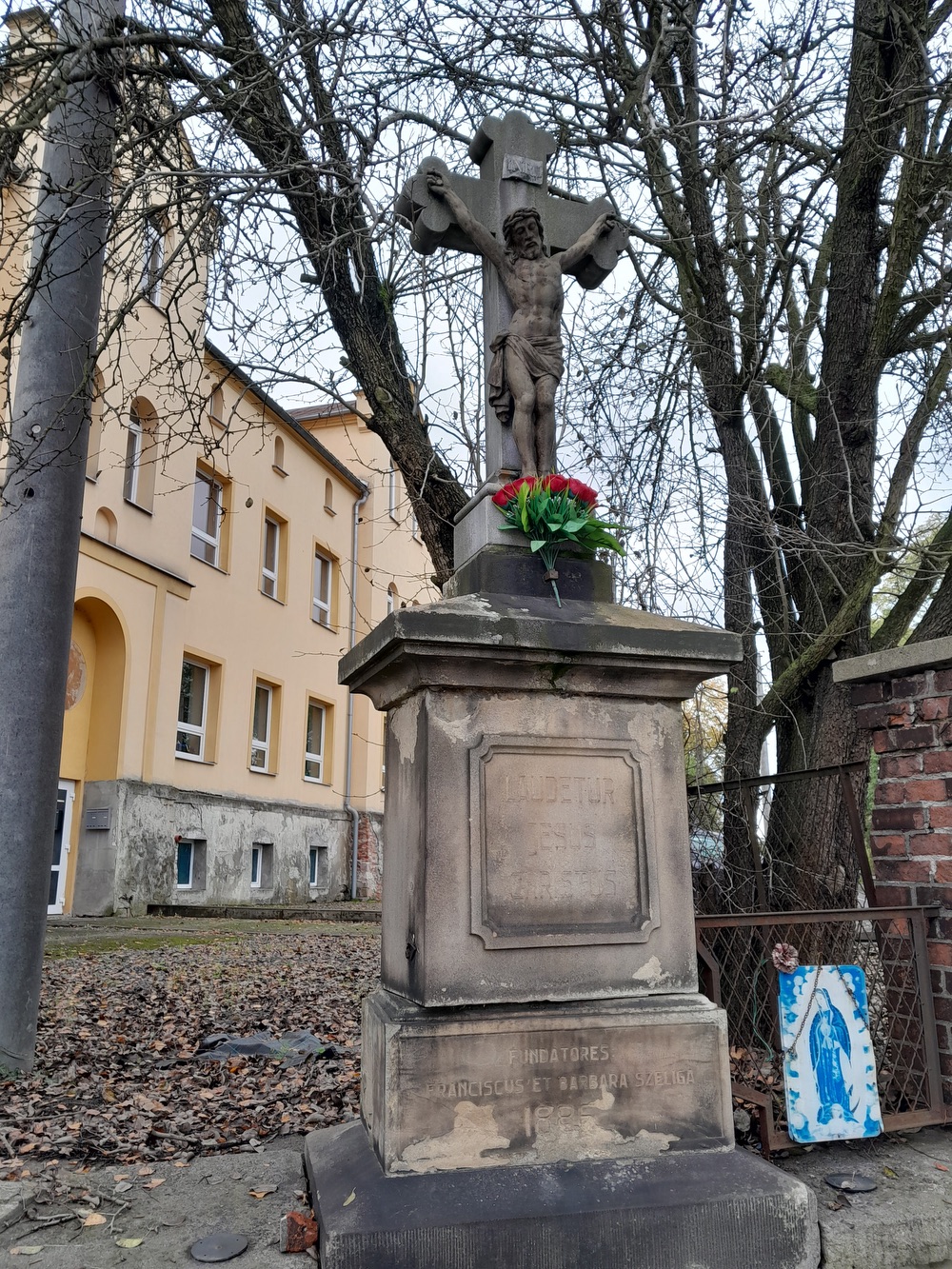 Kamenný kříž z roku 1886 na ulici Klášterní v Orlové. (Fotografováno: říjen 2023. Autor: Mertlová Anna)