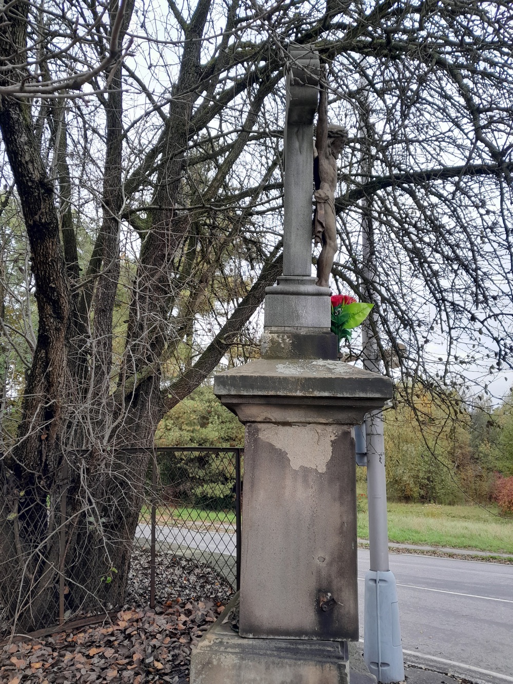 Kamenný kříž z roku 1886 na ulici Klášterní v Orlové. (Fotografováno: říjen 2023. Autor: Mertlová Anna)