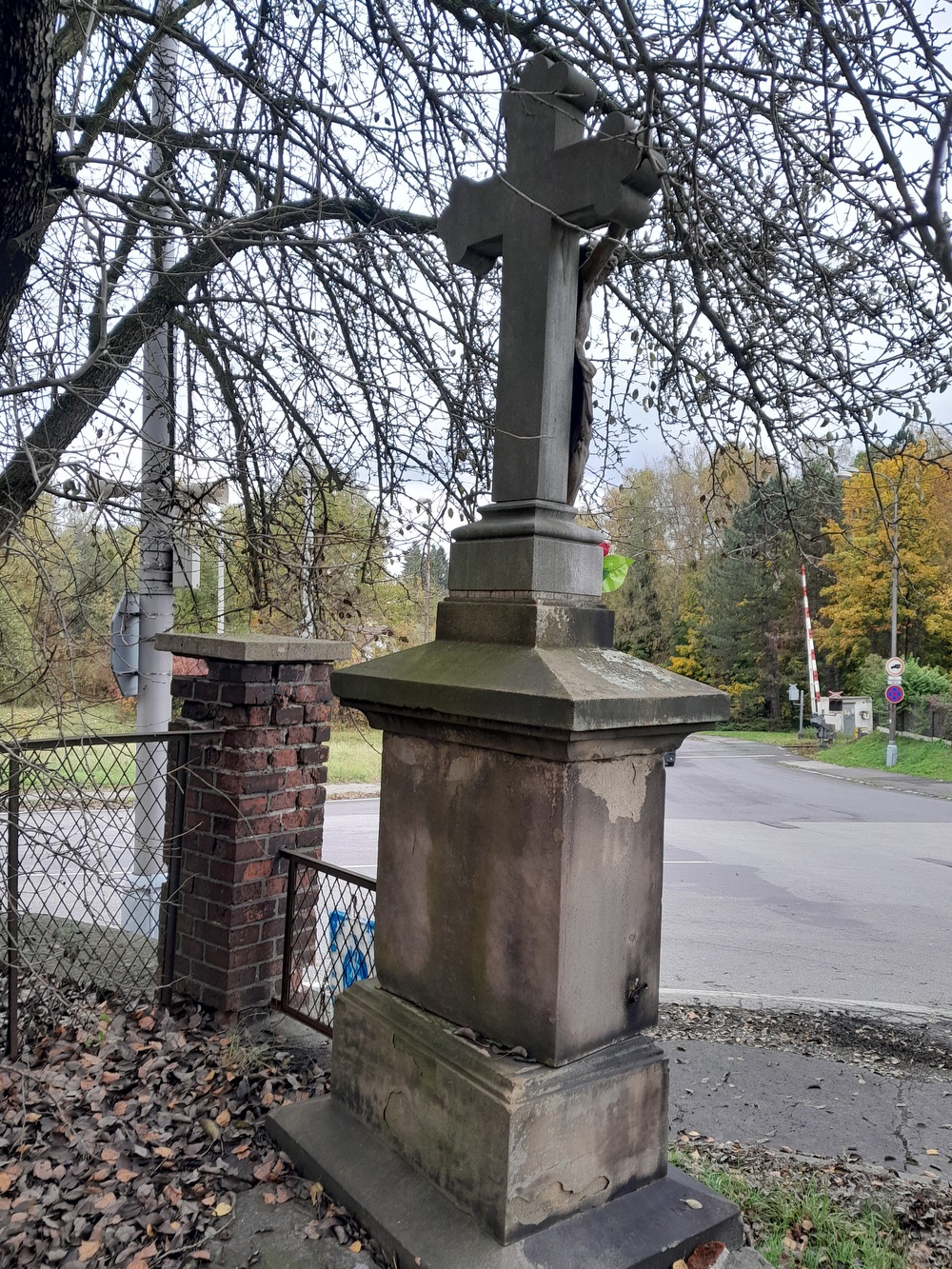 Kamenný kříž z roku 1886 na ulici Klášterní v Orlové. (Fotografováno: říjen 2023. Autor: Mertlová Anna)