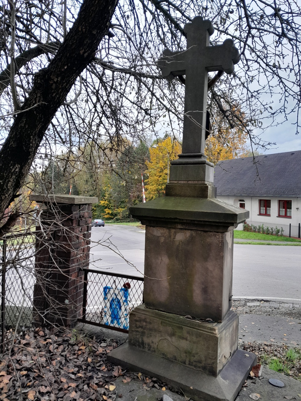 Kamenný kříž z roku 1886 na ulici Klášterní v Orlové. (Fotografováno: říjen 2023. Autor: Mertlová Anna)