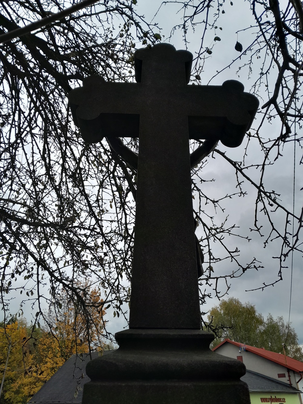 Kamenný kříž z roku 1886 na ulici Klášterní v Orlové. (Fotografováno: říjen 2023. Autor: Mertlová Anna)