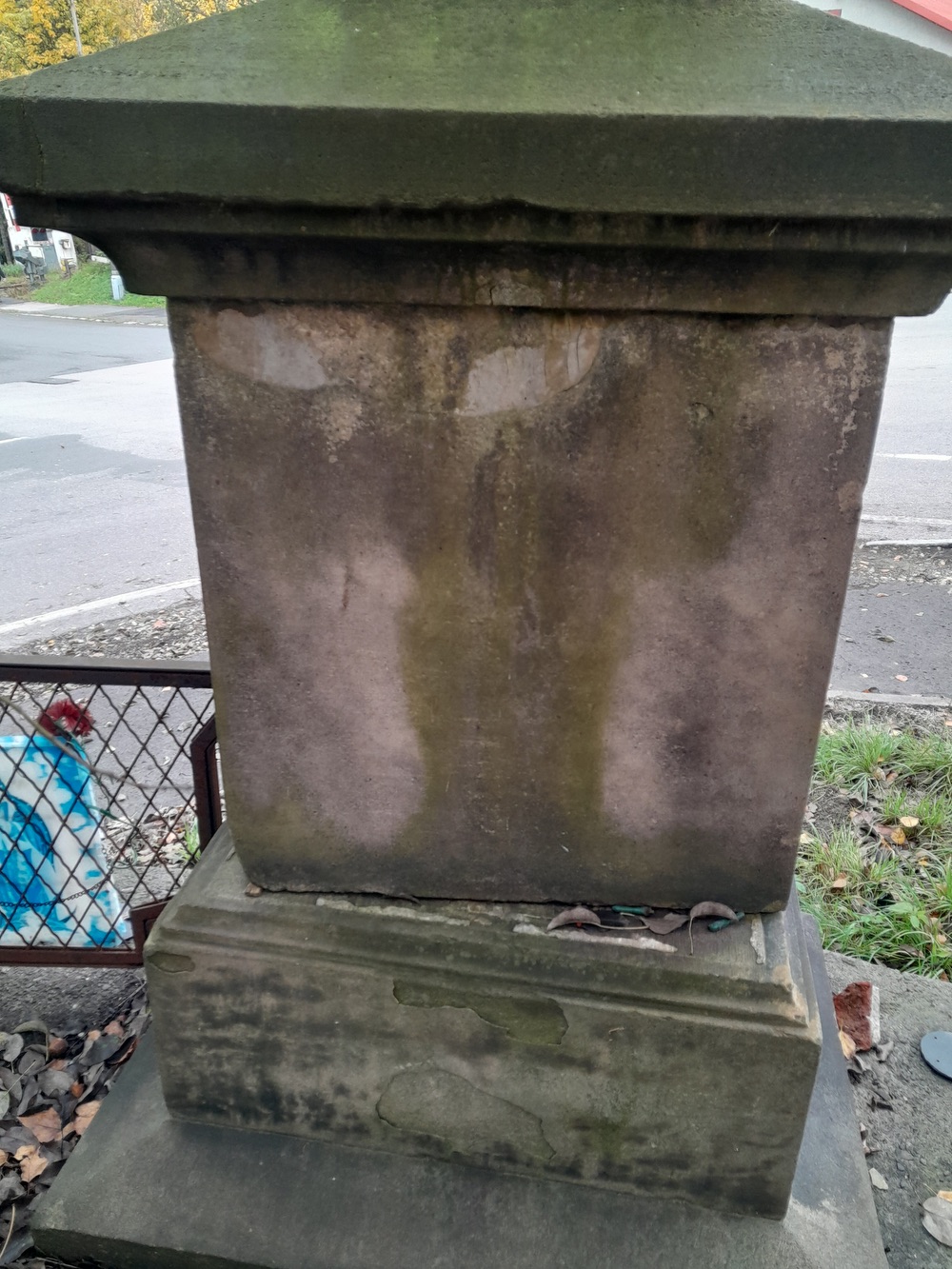 Kamenný kříž z roku 1886 na ulici Klášterní v Orlové. (Fotografováno: říjen 2023. Autor: Mertlová Anna)