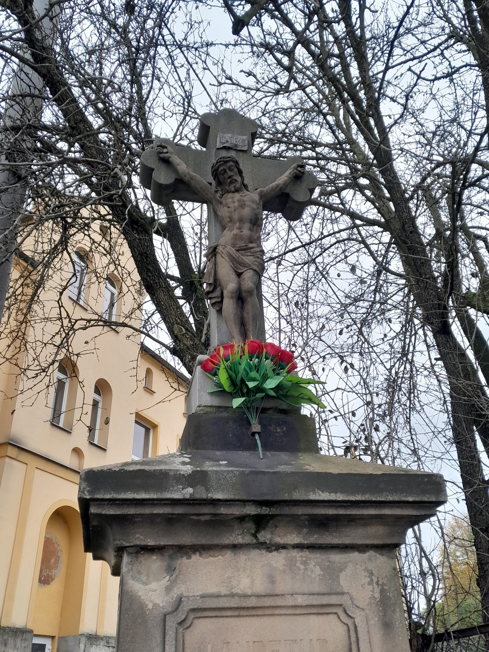 Kamenný kříž z roku 1886 na ulici Klášterní v Orlové. (Fotografováno: říjen 2023. Autor: Mertlová Anna)
