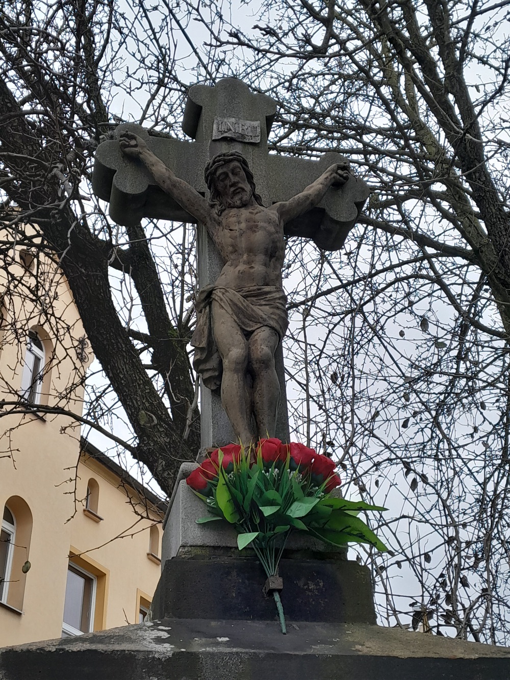Kamenný kříž z roku 1886 na ulici Klášterní v Orlové. (Fotografováno: říjen 2023. Autor: Mertlová Anna)