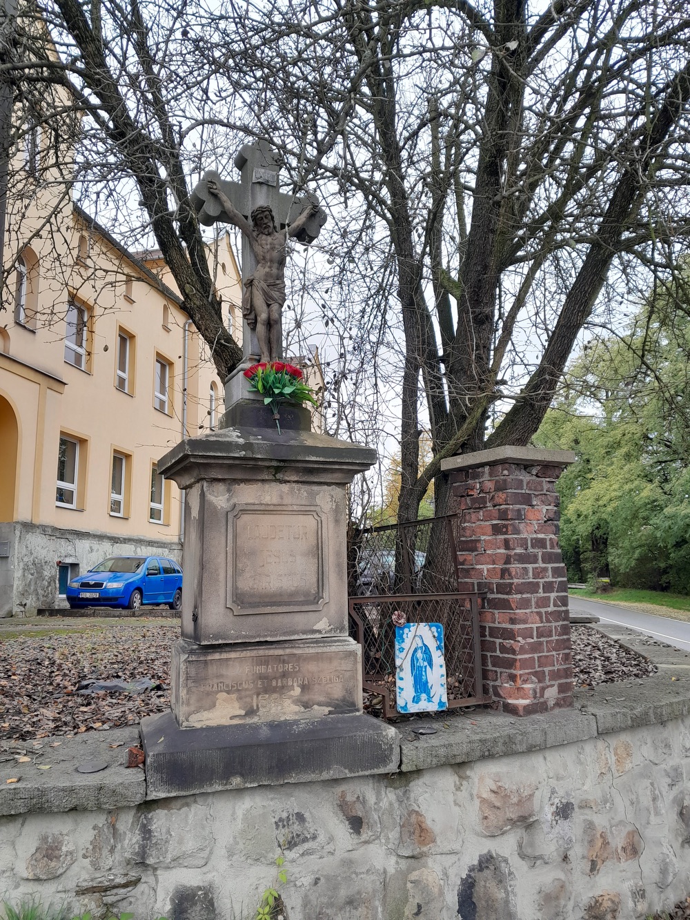 Kamenný kříž z roku 1886 na ulici Klášterní v Orlové. (Fotografováno: říjen 2023. Autor: Mertlová Anna)