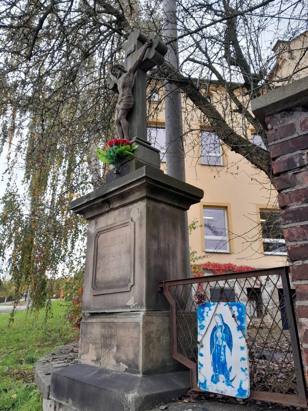 Kamenný kříž z roku 1886 na ulici Klášterní v Orlové. (Fotografováno: říjen 2023. Autor: Mertlová Anna)