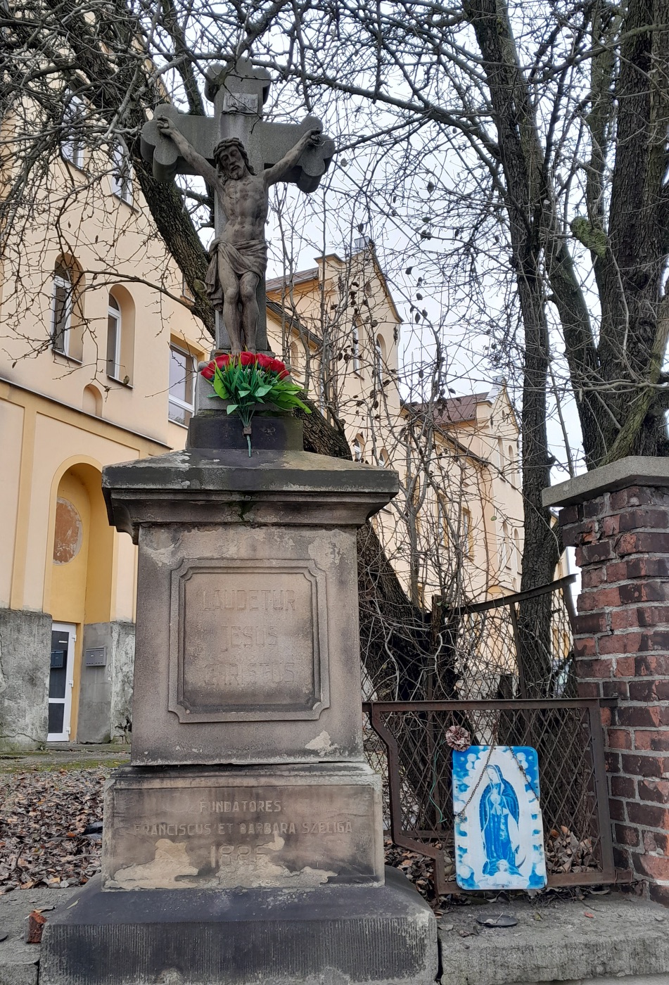 Kamenný kříž z roku 1886 na ulici Klášterní v Orlové. (Fotografováno: říjen 2023. Autor: Mertlová Anna)