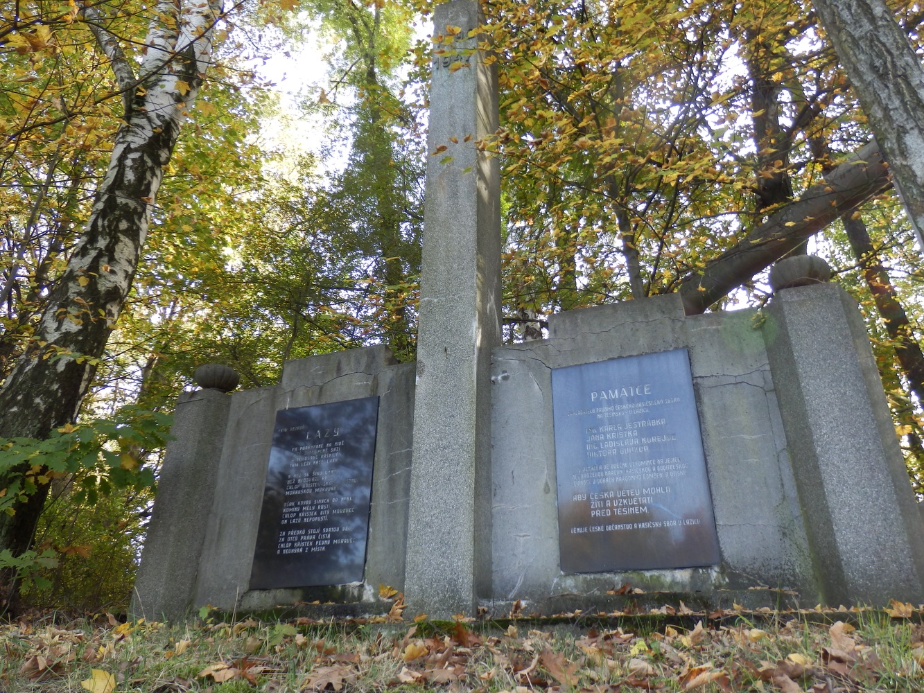 Pomník zakladatelů prvního českého hasičského sboru na Těšínsku v Lazích. (Fotografováno: říjen 2023. Autor: Mertlová Anna)